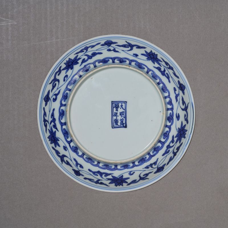 明万历 青花松竹梅纹盘一对 - 图5