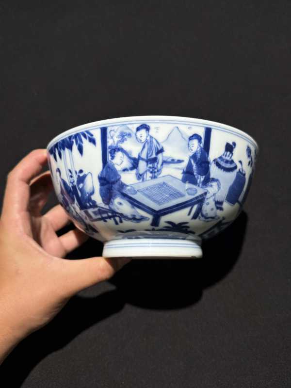 清雍正 青花仿宣窑宫苑仕女琴棋书画图碗 - 图7