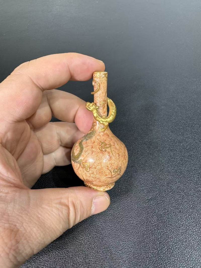 清乾隆 矾红描金攀螭龙纹小胆瓶 - 图5