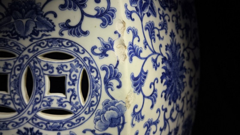 清乾隆 青花缠枝莲纹六方鼓墩一对 - 图3