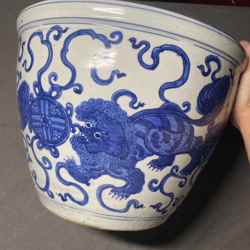 明万历 青花狮子戏绣球纹大缸 - 图8