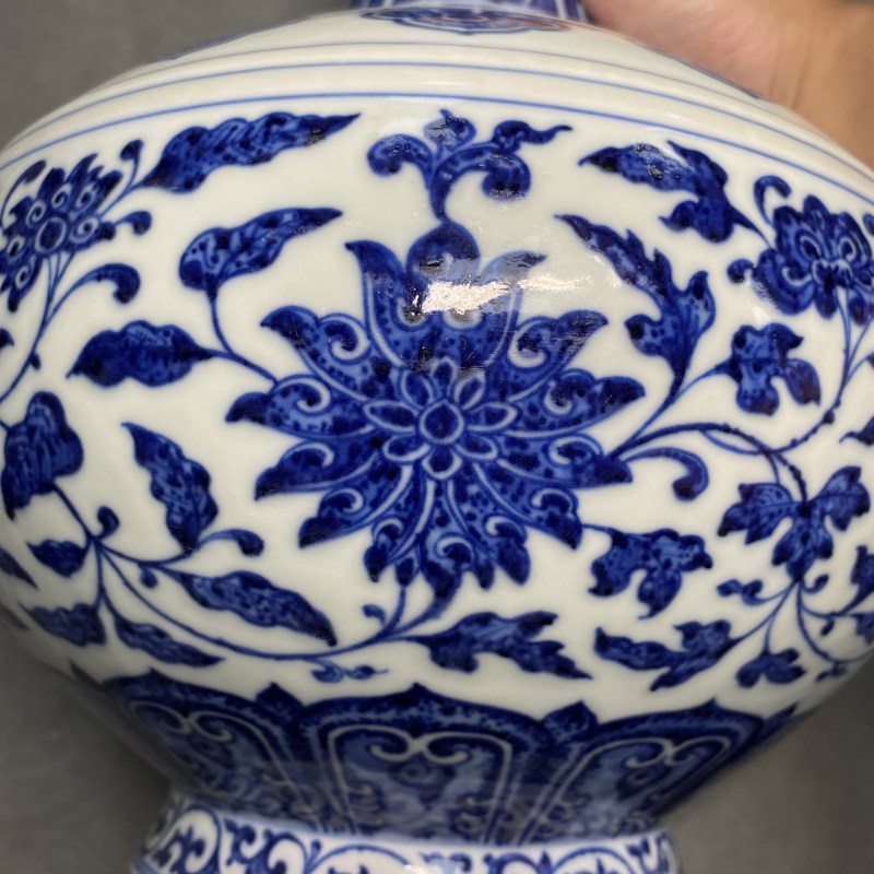 清嘉庆 青花缠枝莲纹玉堂春瓶 - 图8