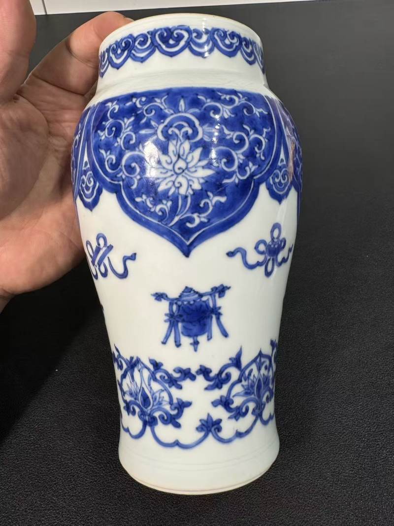 明崇祯 青花莲托八宝纹莲子盖罐 - 图4
