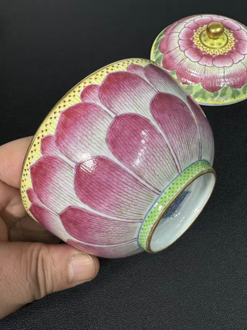 清道光 粉彩描金莲花盖碗一对 - 图8