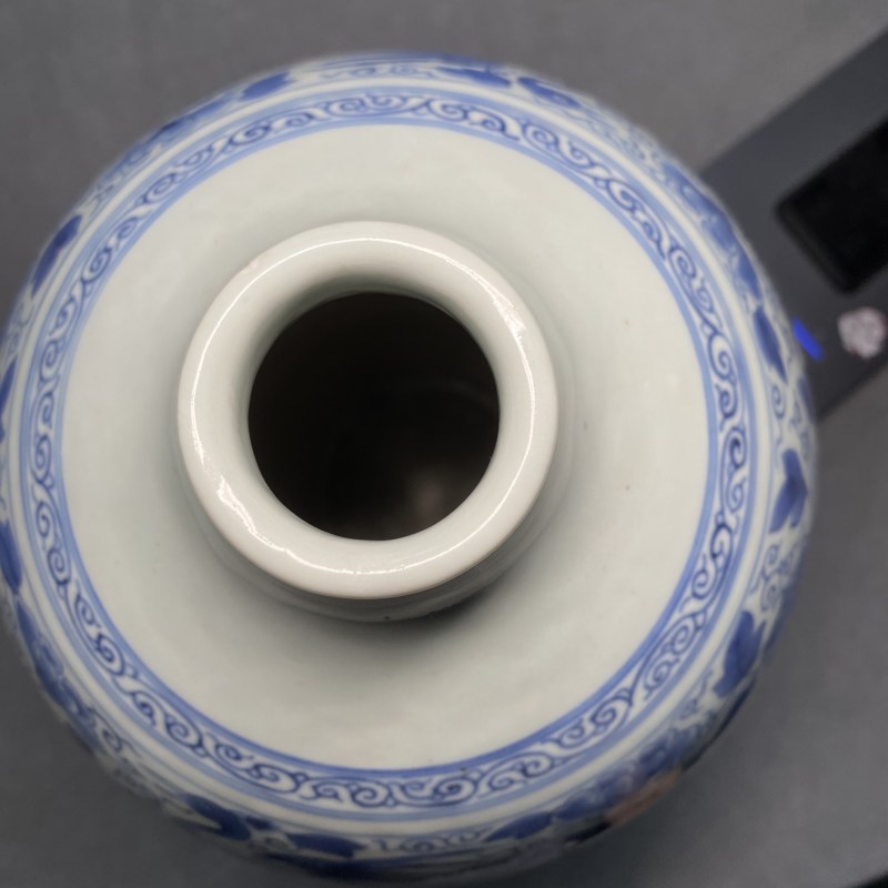 清雍正 青花缠枝牡丹纹梅瓶 - 图10