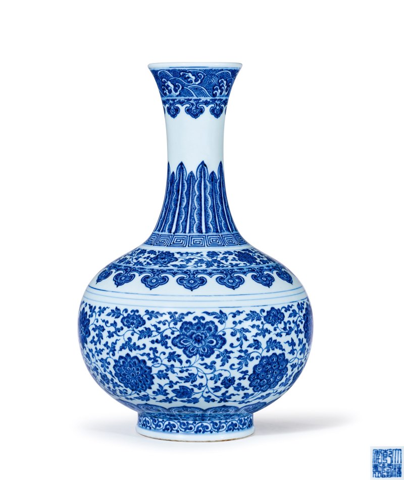 清乾隆 青花缠枝莲纹玉堂春瓶 - 图1