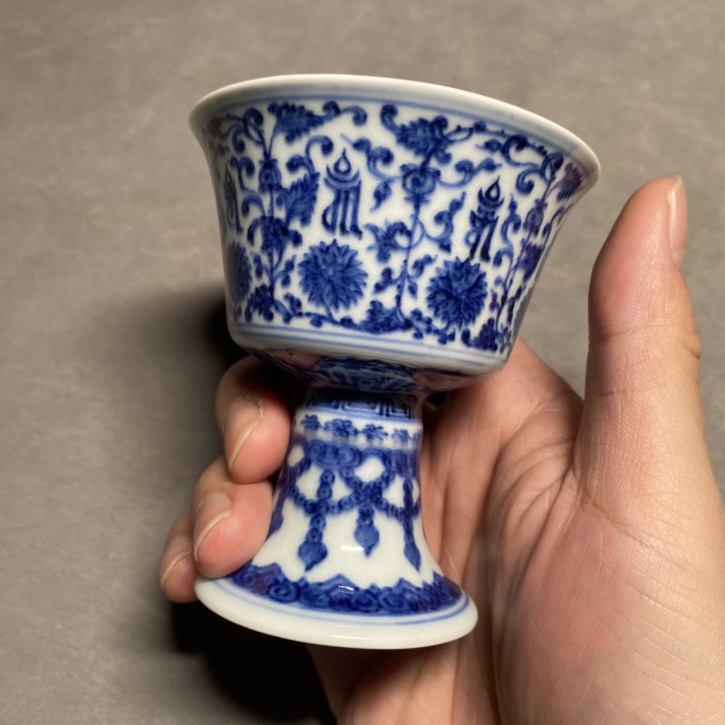 清乾隆 青花缠枝莲托梵文高足杯 - 图6