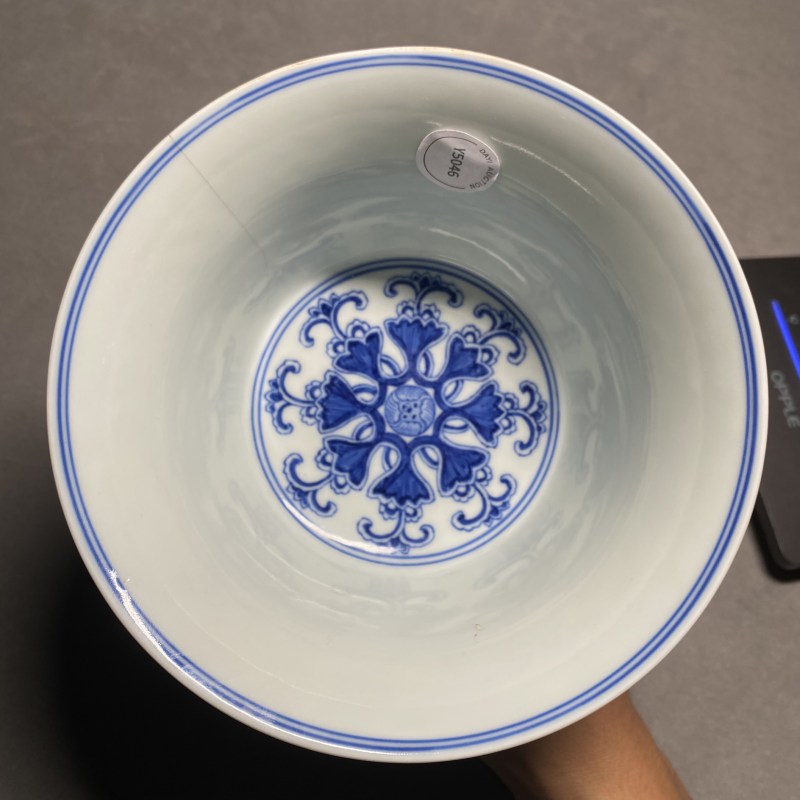 清乾隆 青花缠枝莲托梵文高足杯 - 图7