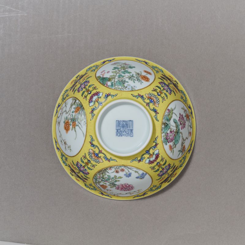清道光 黄地画道开光洋彩万花献瑞图膳碗 - 图9