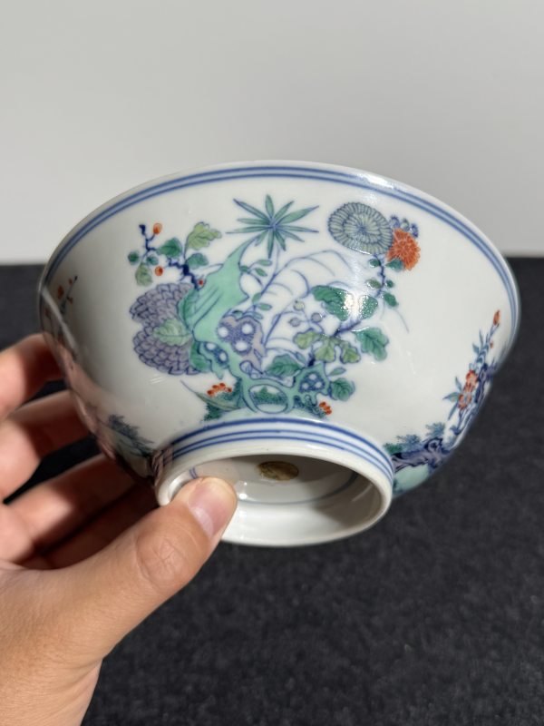 清雍正 斗彩内荷塘鸳鸯外洞石花卉纹碗 - 图7