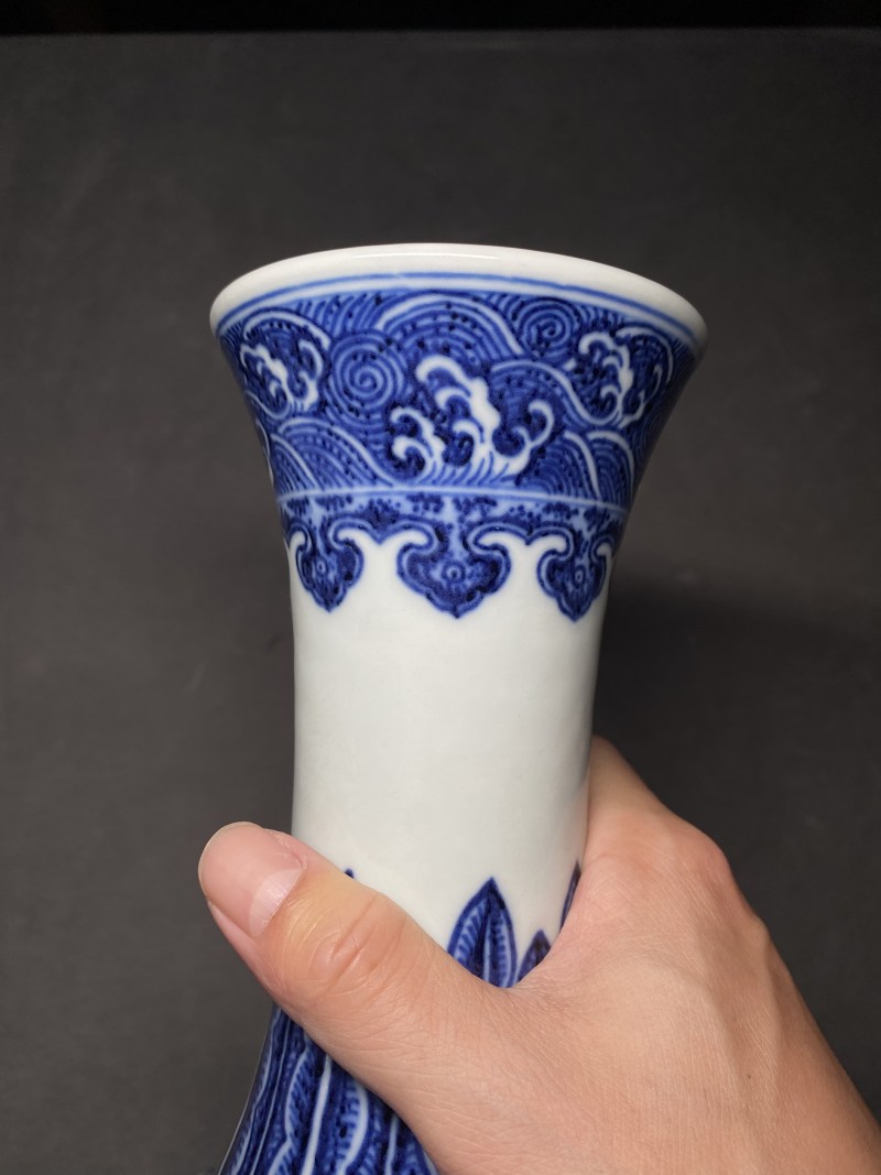 清乾隆 青花缠枝莲纹玉堂春瓶 - 图11
