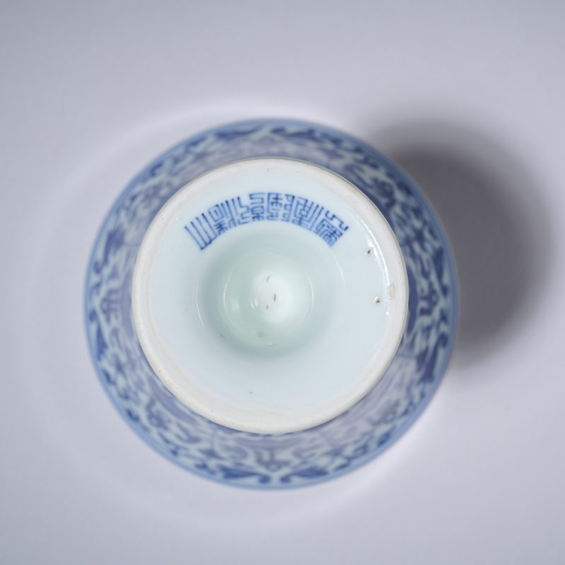 清乾隆 青花缠枝莲托梵文高足杯 - 图5