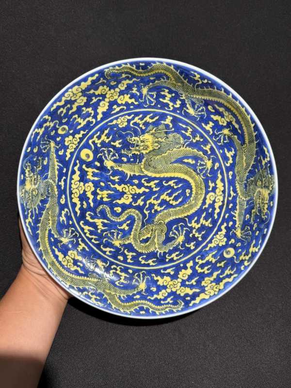 清康熙 青花地黄彩云龙纹大盘 - 图9