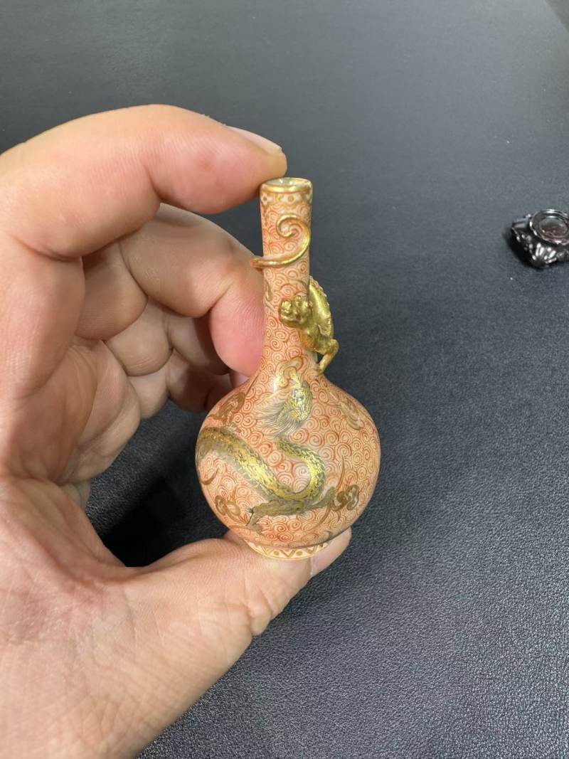 清乾隆 矾红描金攀螭龙纹小胆瓶 - 图6