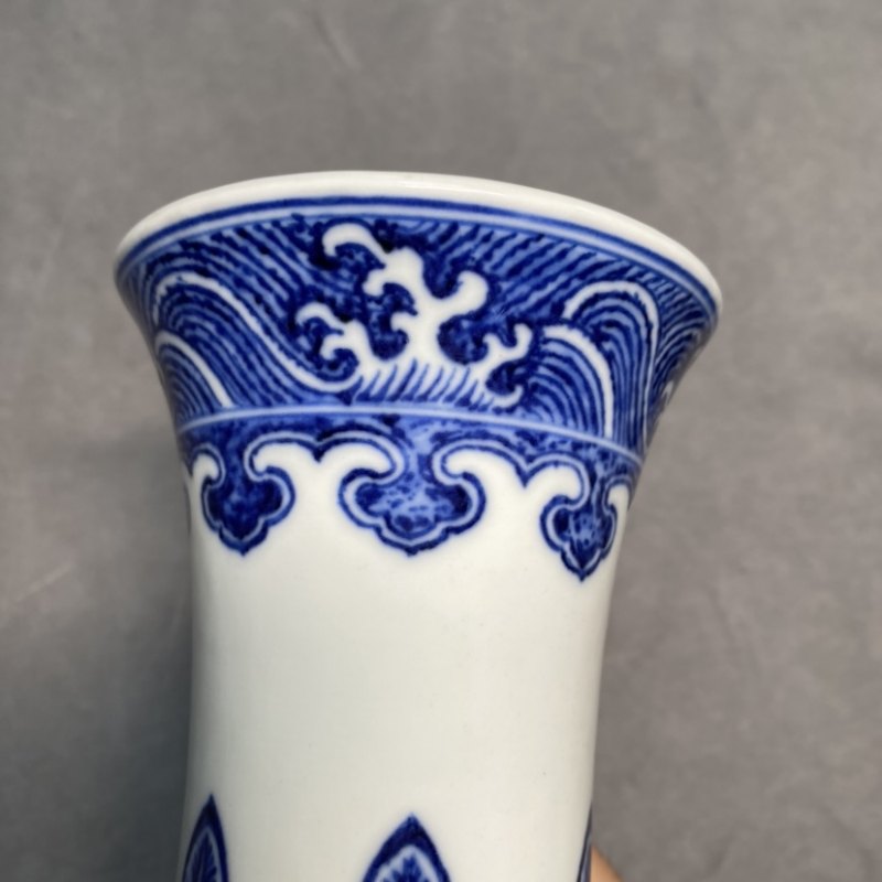 清嘉庆 青花缠枝莲纹玉堂春瓶 - 图9