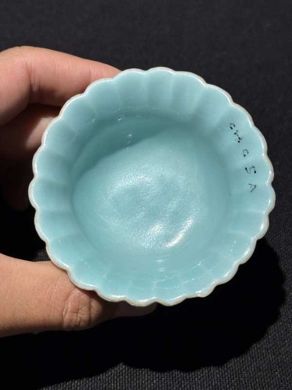 清乾隆 粉彩堆塑秋菊、玉兰花杯一组两只 - 图14