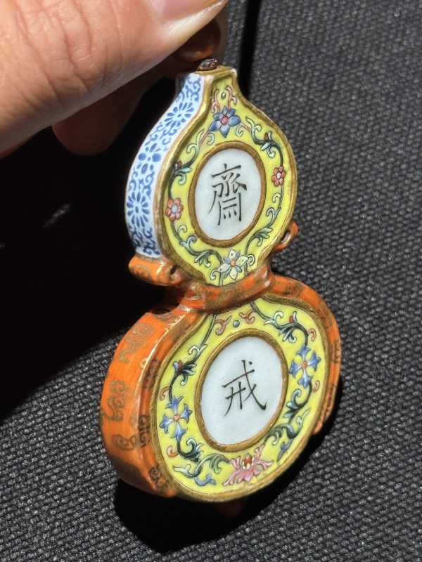 清乾隆 黄地洋彩缠枝花卉描金开光斋戒葫芦佩 - 图8