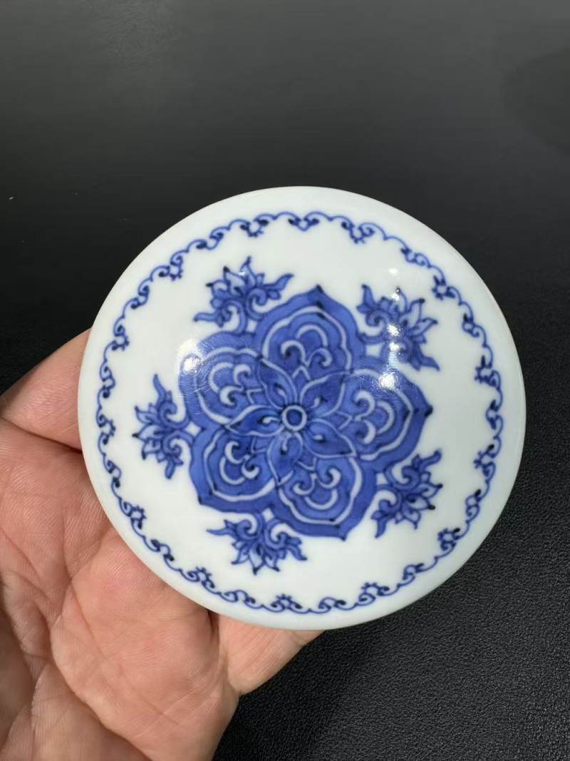 明崇祯 青花莲托八宝纹莲子盖罐 - 图5