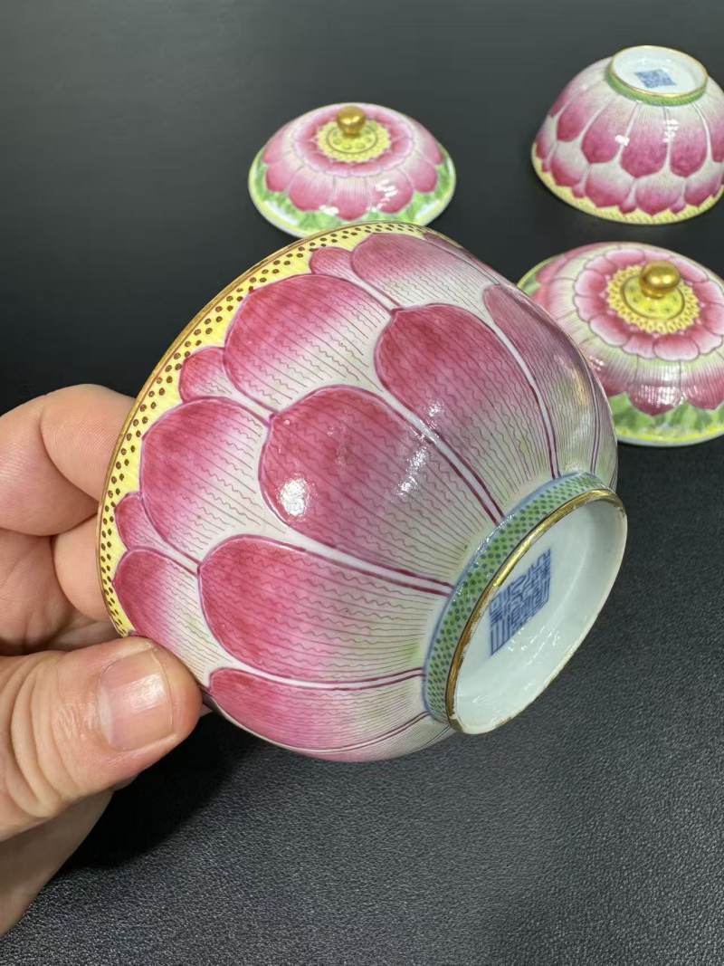清道光 粉彩描金莲花盖碗一对 - 图9