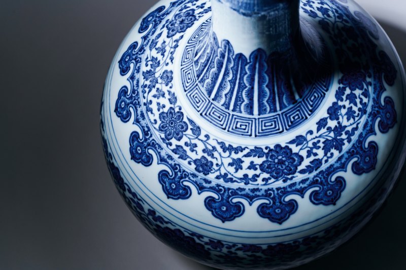 清乾隆 青花缠枝莲纹玉堂春瓶 - 图2
