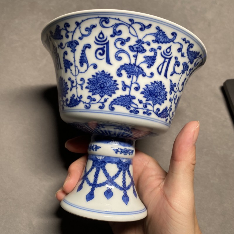 清乾隆 青花缠枝莲托梵文高足杯 - 图8