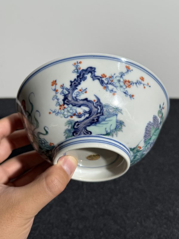 清雍正 斗彩内荷塘鸳鸯外洞石花卉纹碗 - 图8
