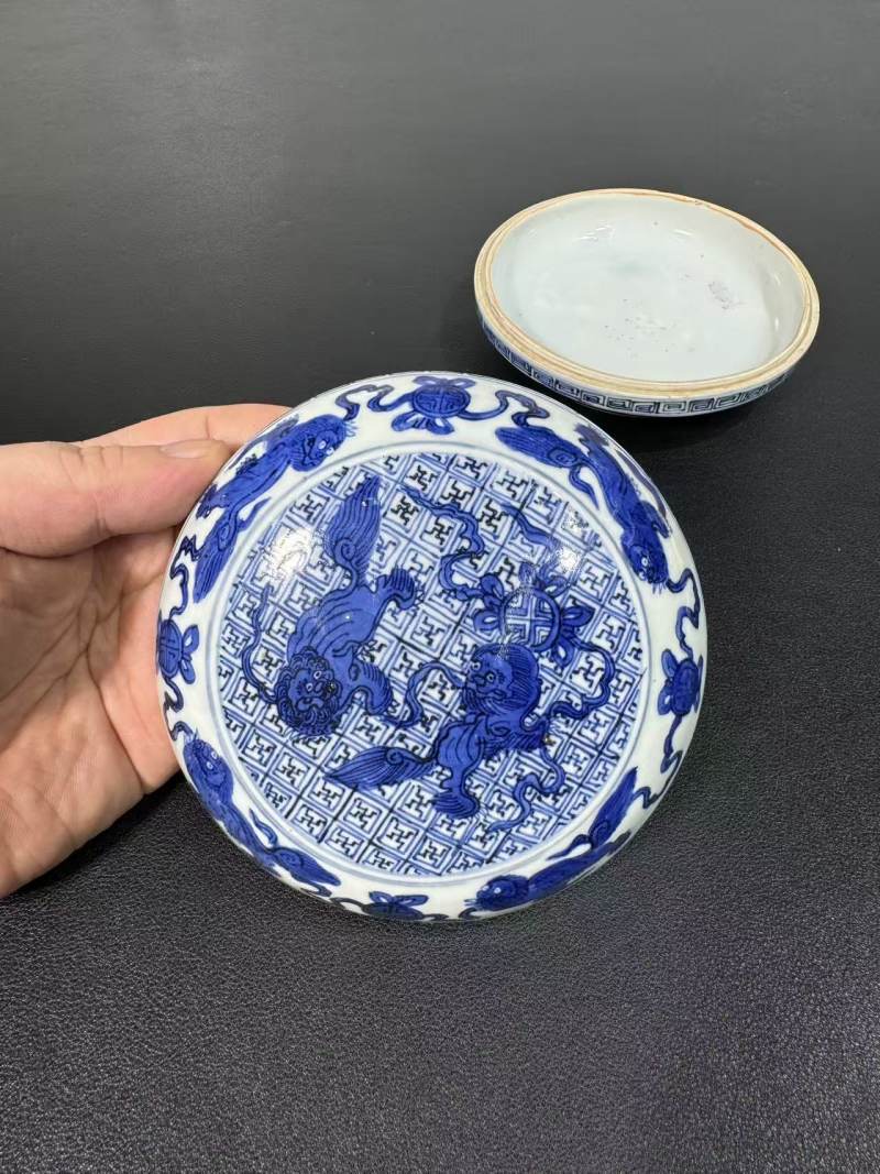 明万历 青花双狮绣球纹盖盒 - 图2