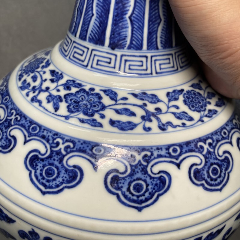 清嘉庆 青花缠枝莲纹玉堂春瓶 - 图10