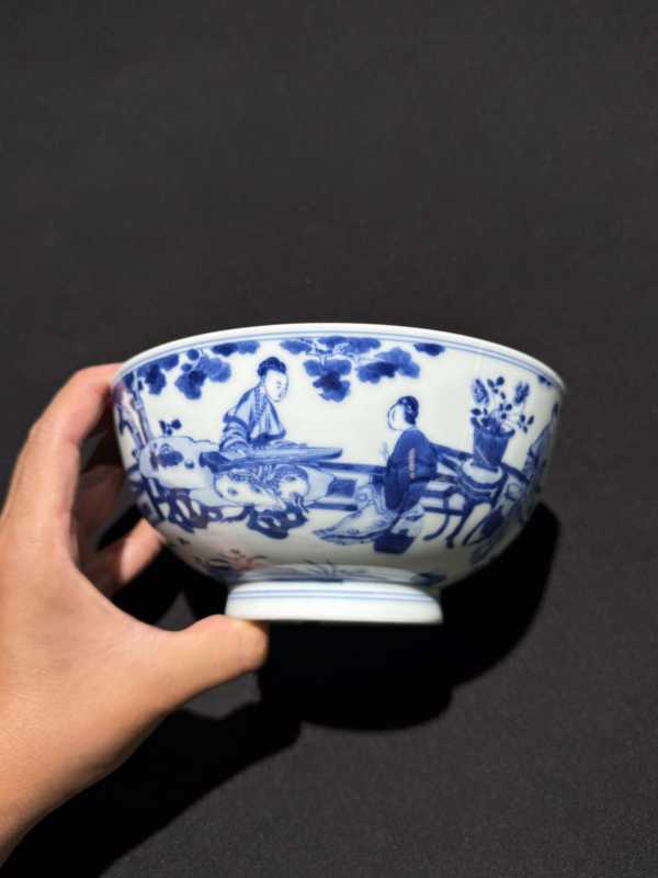 清雍正 青花仿宣窑宫苑仕女琴棋书画图碗 - 图9