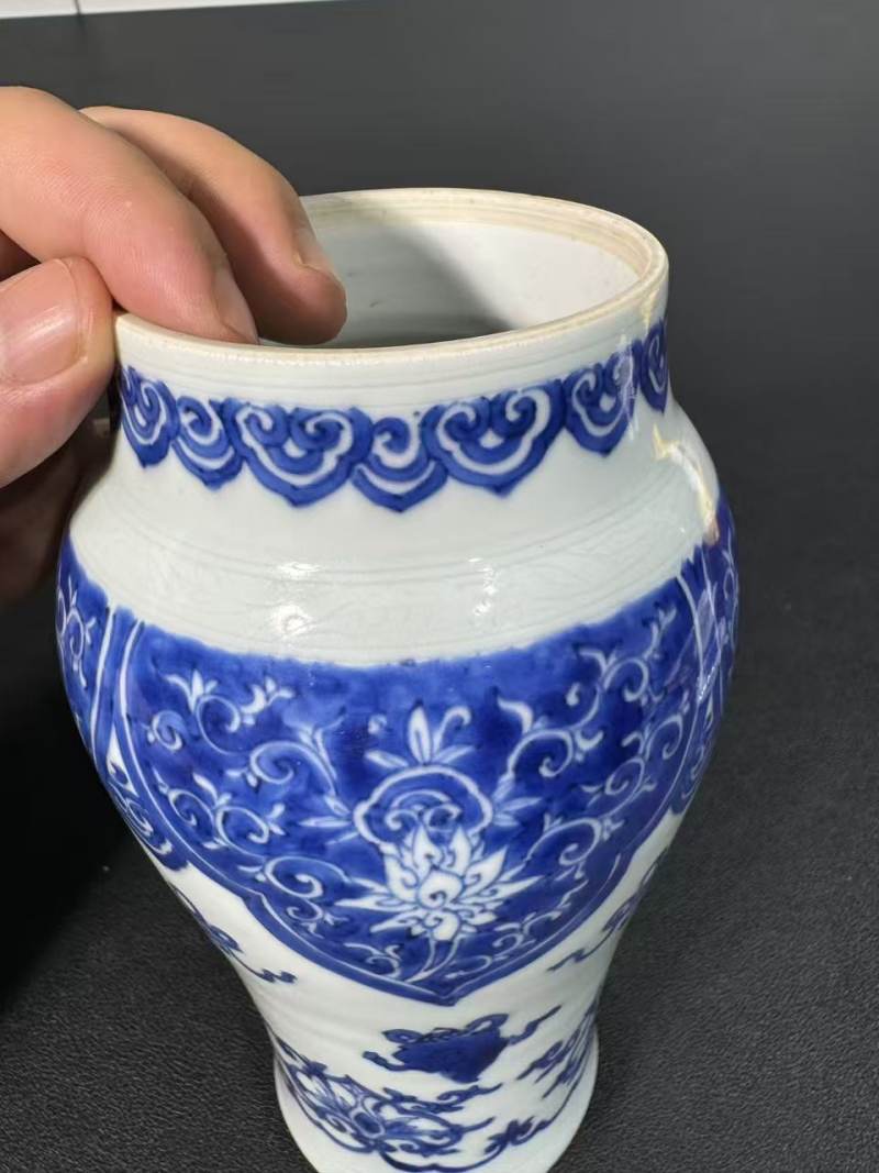 明崇祯 青花莲托八宝纹莲子盖罐 - 图6
