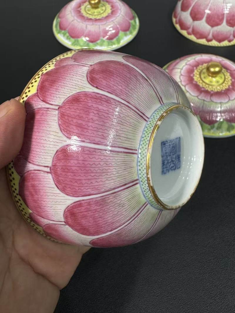 清道光 粉彩描金莲花盖碗一对 - 图10