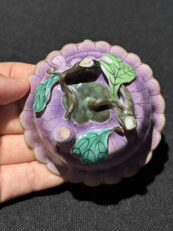 清乾隆 粉彩堆塑秋菊、玉兰花杯一组两只 - 图15