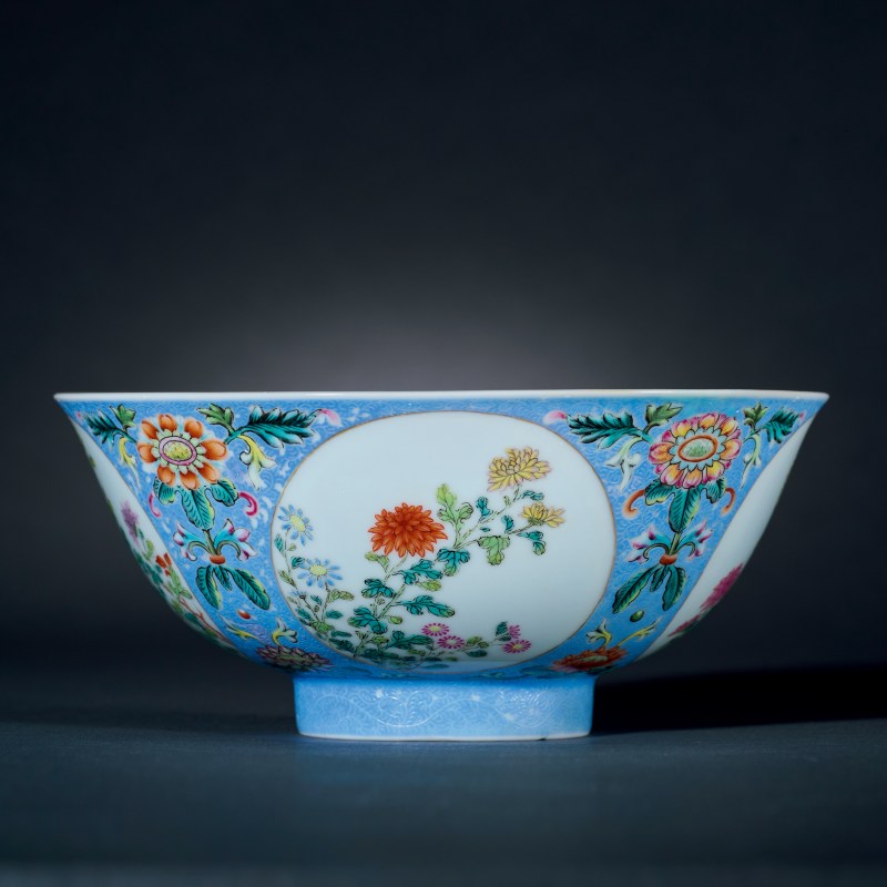 清乾隆 内青花外蓝地轧道洋彩开光重阳菊艳图膳碗 - 图3