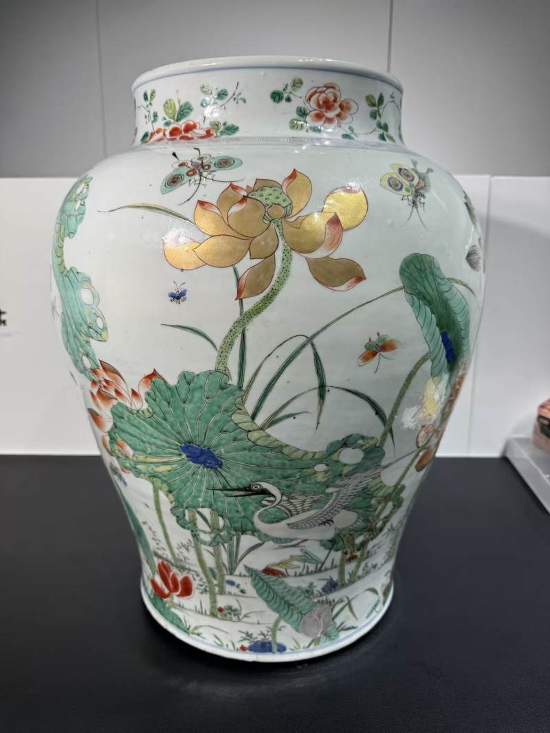清康熙 五彩荷塘一路连科纹大罐 - 图2