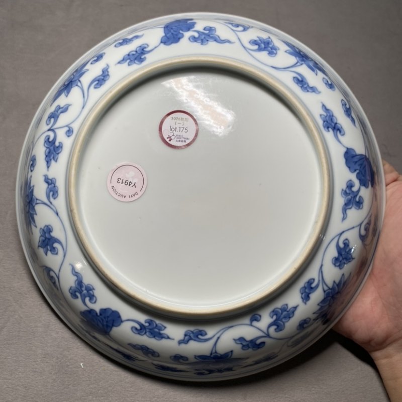 清康熙 仿成窑青花内树石栏杆外缠枝花卉纹盘 - 图6