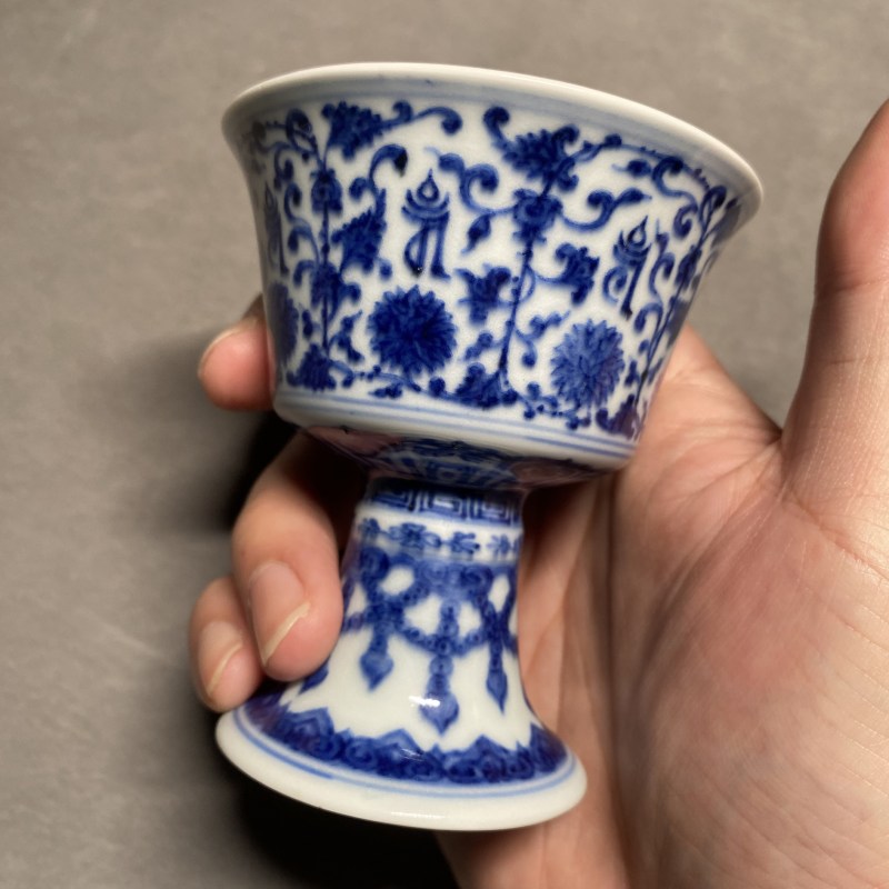清乾隆 青花缠枝莲托梵文高足杯 - 图8