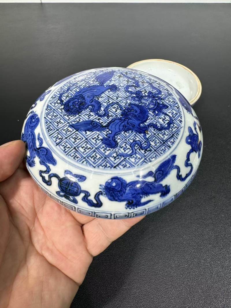 明万历 青花双狮绣球纹盖盒 - 图3