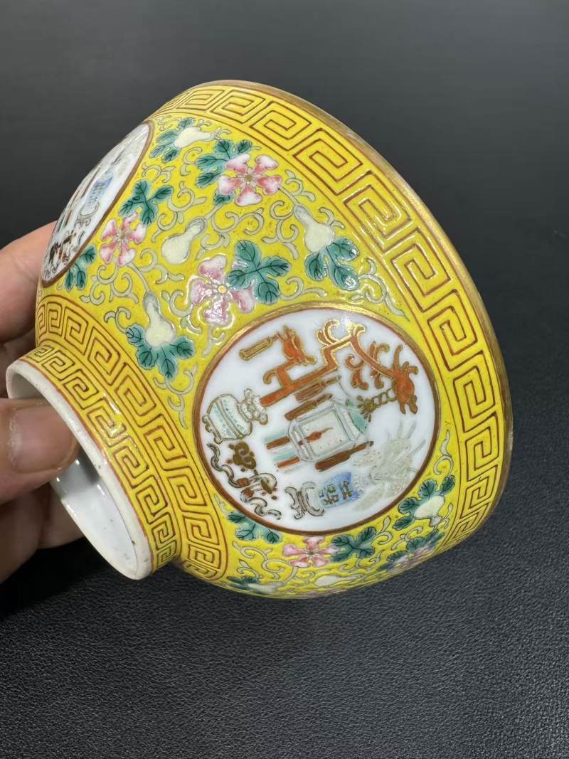 清光绪 黄地粉彩福禄万代开光五谷丰登图碗 - 图6