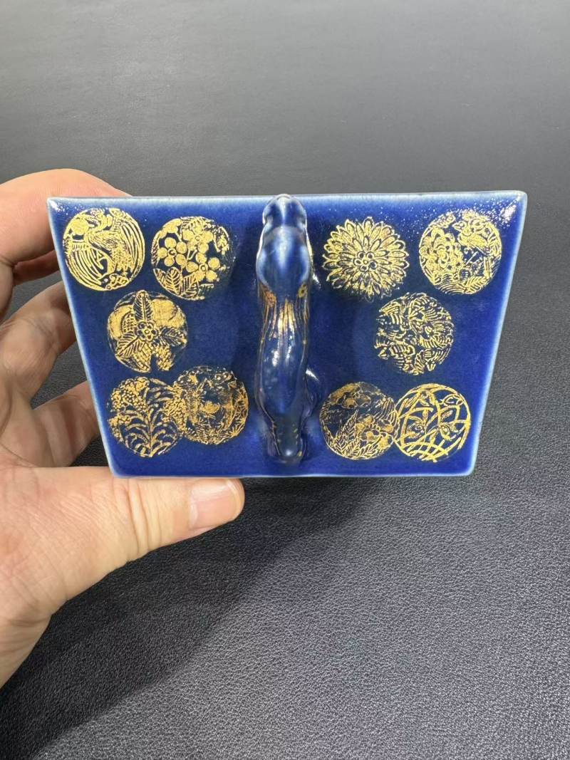 清道光 霁蓝描金皮球花双耳方斗杯 - 图4