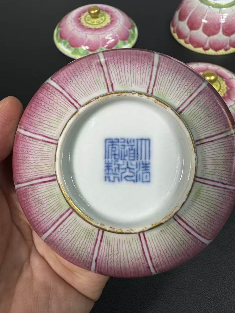 清道光 粉彩描金莲花盖碗一对 - 图11