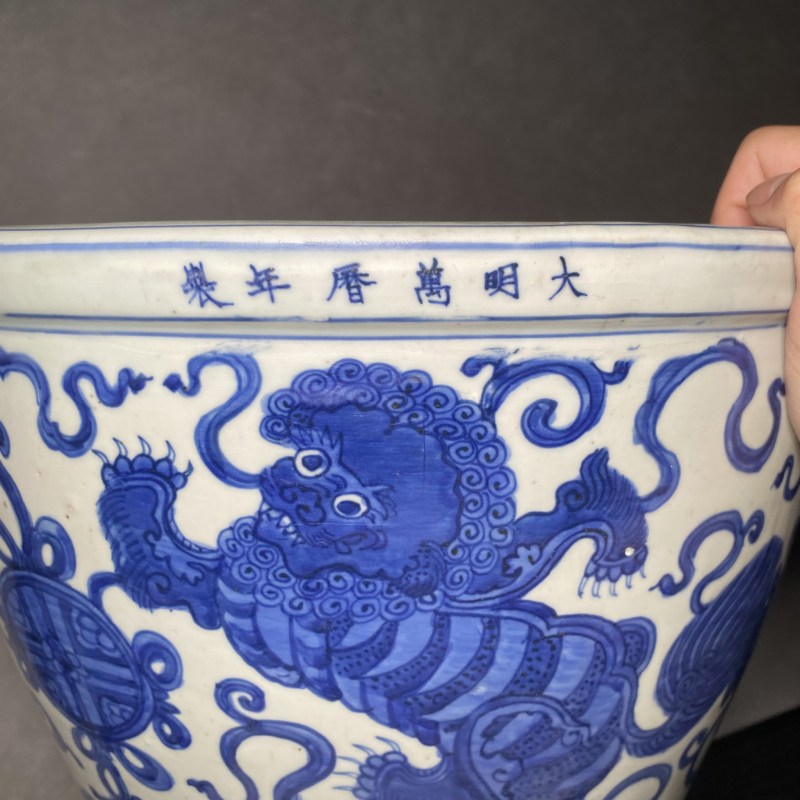 明万历 青花狮子戏绣球纹大缸 - 图11