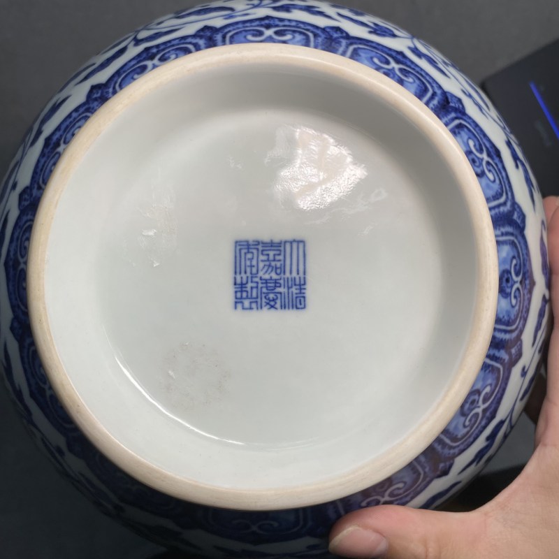 清嘉庆 青花缠枝莲纹玉堂春瓶 - 图11