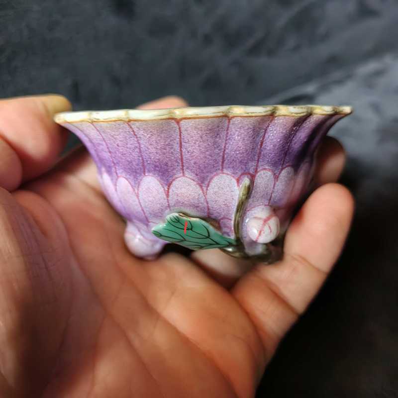 清乾隆 粉彩堆塑秋菊、玉兰花杯一组两只 - 图16