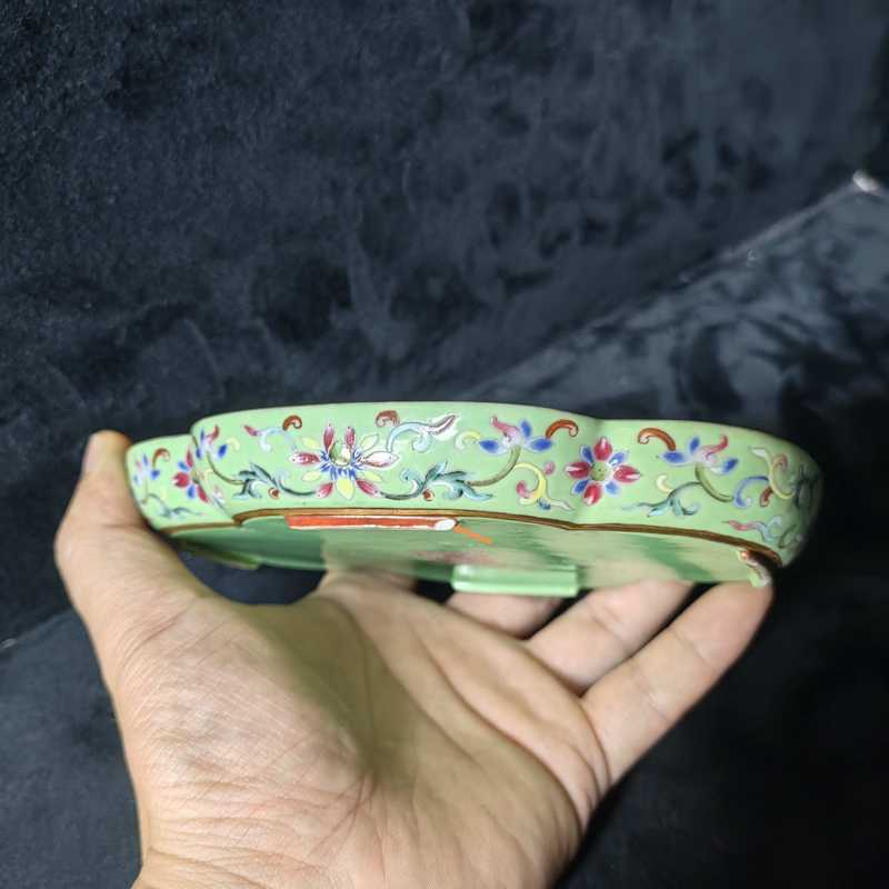 清嘉庆 秋葵绿地洋彩缠枝西番莲纹海棠洗一对 - 图17