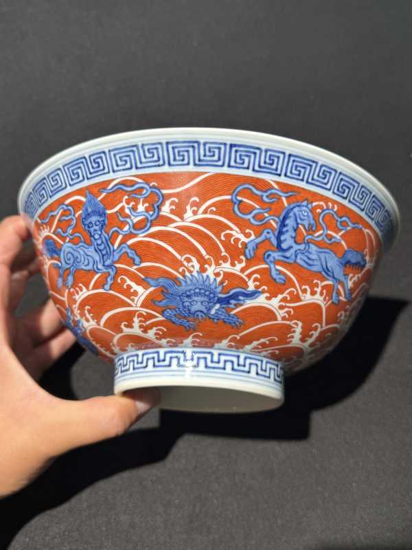 清乾隆 青花矾红海兽纹碗 - 图12