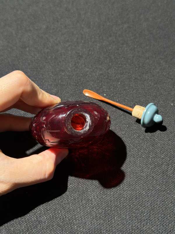 清 宝石红料西番莲纹烟壶 - 图8