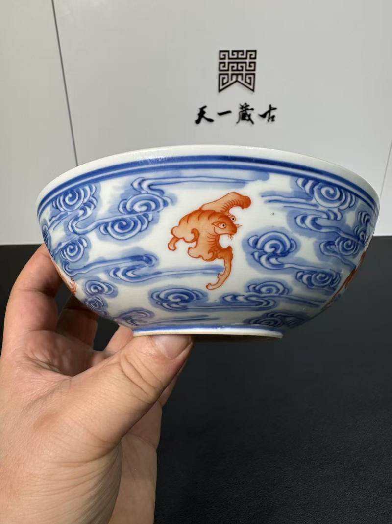 清光绪 青花矾红云蝠纹碗 - 图2