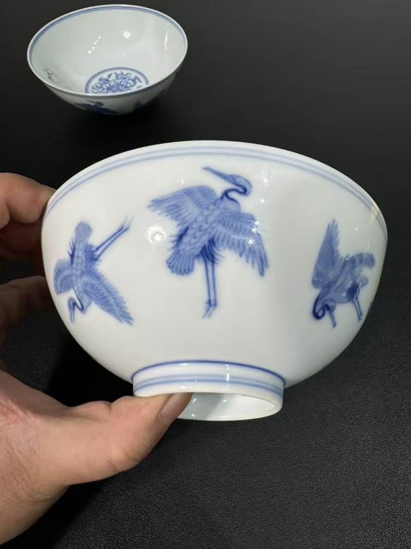 清雍正 青花内九桃纹外八鹤碗一对 - 图2