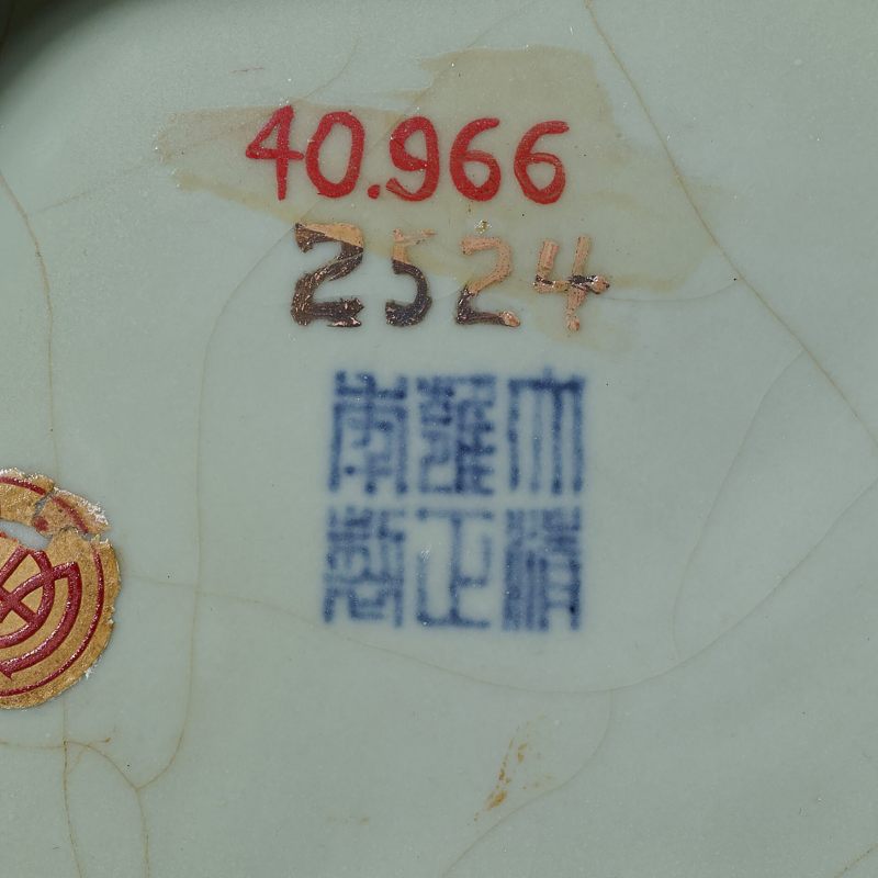 清雍正 仿官釉弦纹贯耳方尊 - 图6