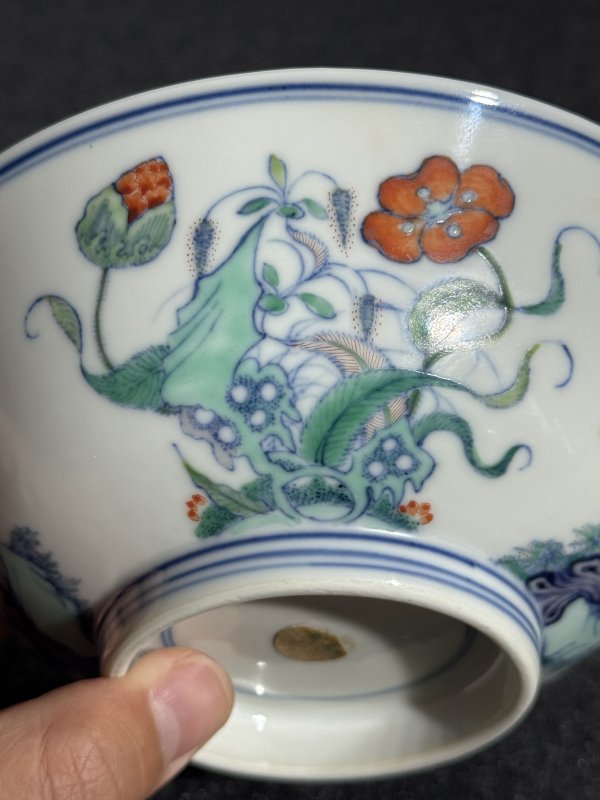 清雍正 斗彩内荷塘鸳鸯外洞石花卉纹碗 - 图10